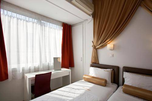 Metropolis Hotel, Athens